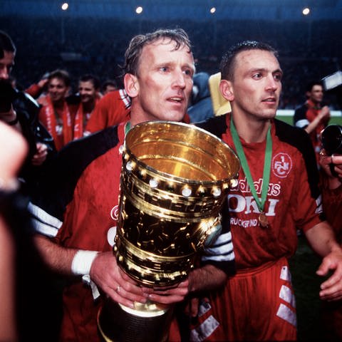 Andreas Brehme mit dem DFB-Pokal