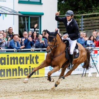 Richard Vogel gewinnt auf seinem Pferd "Cydello" auf dem Mannheimer Maimarkt 2024.