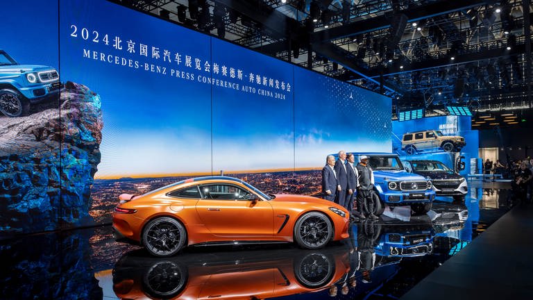 Mercedes-Modelle auf der Messe Auto China 2024 - Mercedes-Benz bestärkt seine „Inspired by China"-Stragegie. E-Fahrzeuge von Mercedes drohen auf dem wichtigsten Markt in China zu Ladenhüter zu werden, kritisieren Aktionäre.
