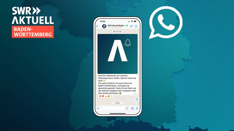 Vor einem blauen Hintergrund mit dem Logo von SWR Aktuell Baden-Württemberg ist ein Handy mit einem Screenshot vom WhatsApp-Kanal zu sehen.
