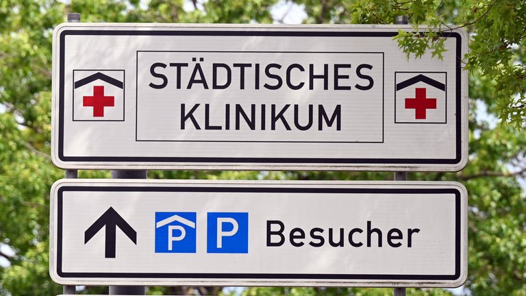 Auf einem Schild steht "Städtisches Klinikum" - Karlsruher Kliniken warnen vor wirtschaftlicher Notlage.