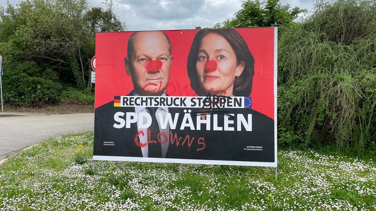 Beschmiertes und zerstörtes Wahlplakat der SPD in Mainz zur Kommunalwahl 2024