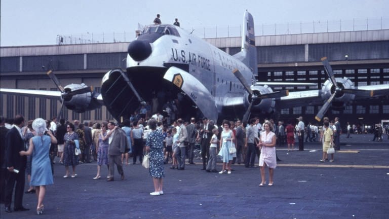 Flughafen Berlin Tempelhof ca. 1964 mit Flugzeug der US Air Force